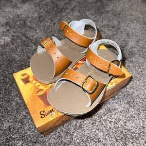 Sun Sandals like new size 6 with box